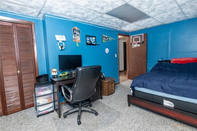 bedroom with carpet flooring and a closet