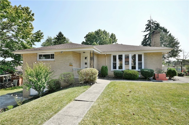 view of front of property with a front yard