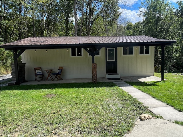 view of front of home featuring a front yard