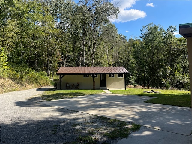 view of front of house featuring a front yard