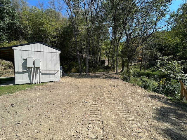 view of yard featuring a storage shed