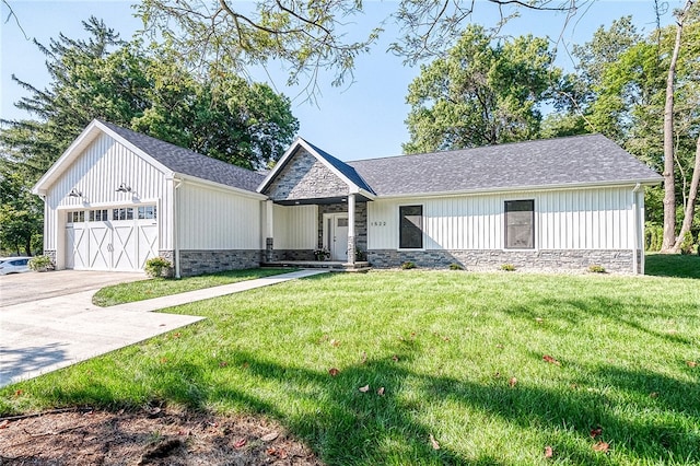 view of front of property featuring a garage and a front yard