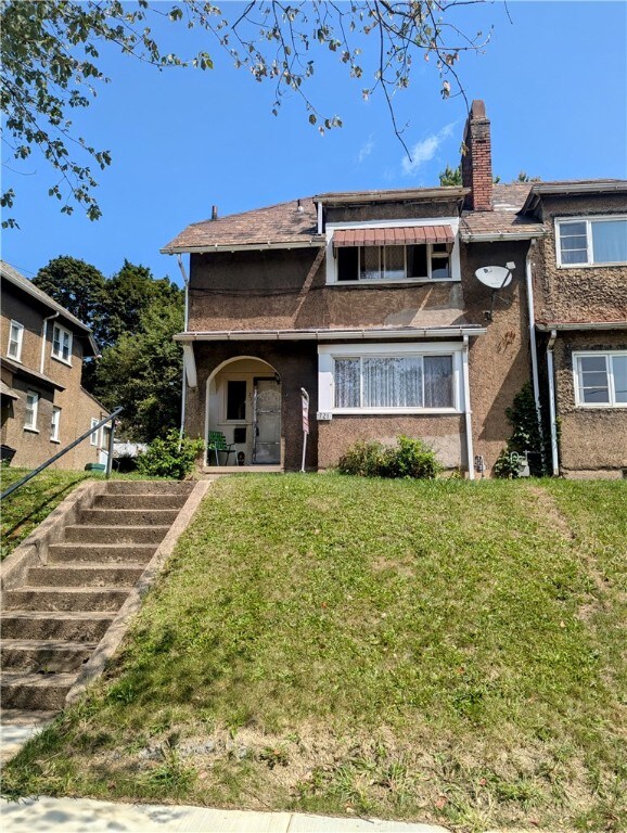 view of front of home with a front lawn