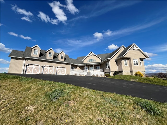 view of front of house featuring a front lawn