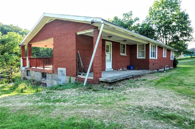 view of front of home with a patio area and a front lawn