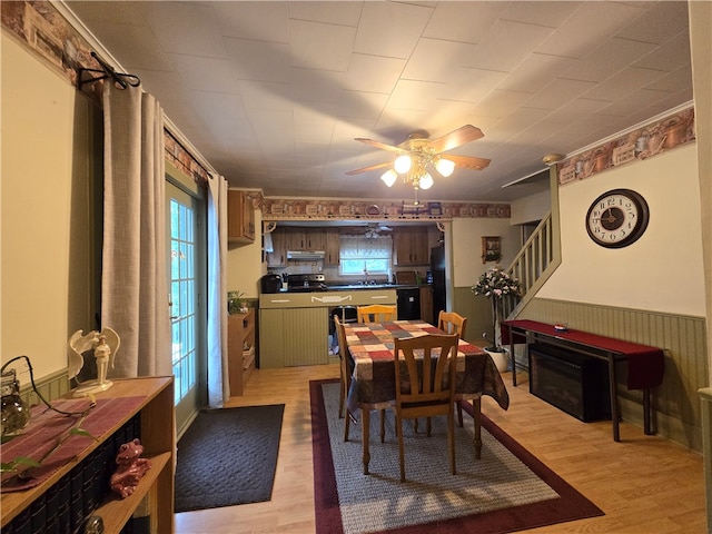 dining area with sink, ceiling fan, and light hardwood / wood-style floors