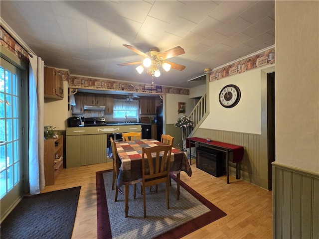 dining area featuring light wood-type flooring, a wealth of natural light, and ceiling fan