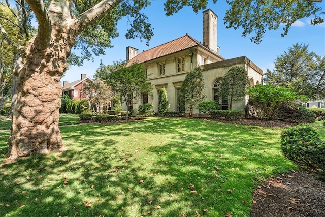 view of front of property featuring a front yard