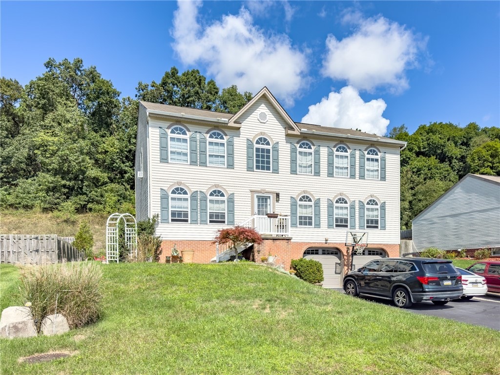 view of front of property featuring a front yard