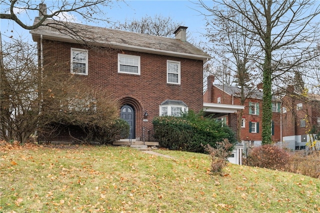 view of front of property featuring a front yard