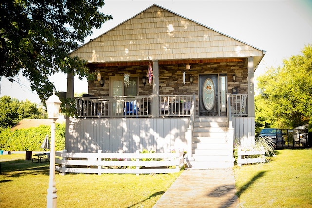 view of front of property featuring a front yard and covered porch