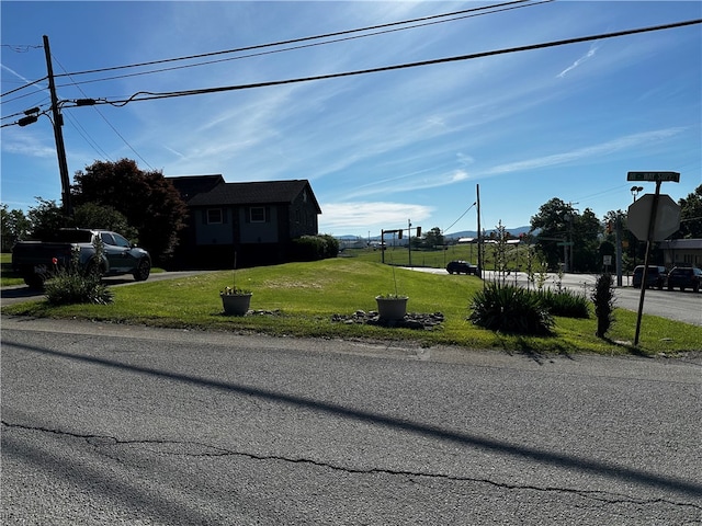 view of front of home featuring a front yard