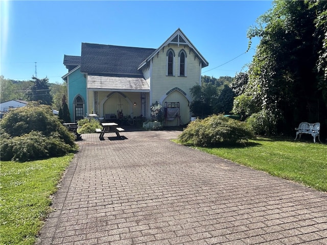 view of front facade with a front lawn