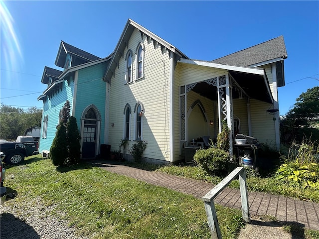 view of front of home featuring a front lawn