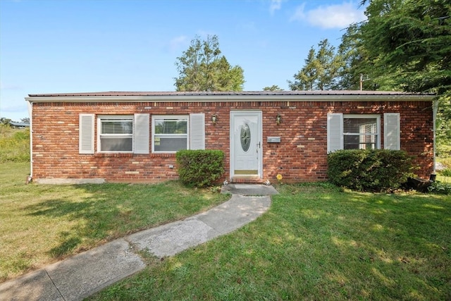 single story home featuring a front yard