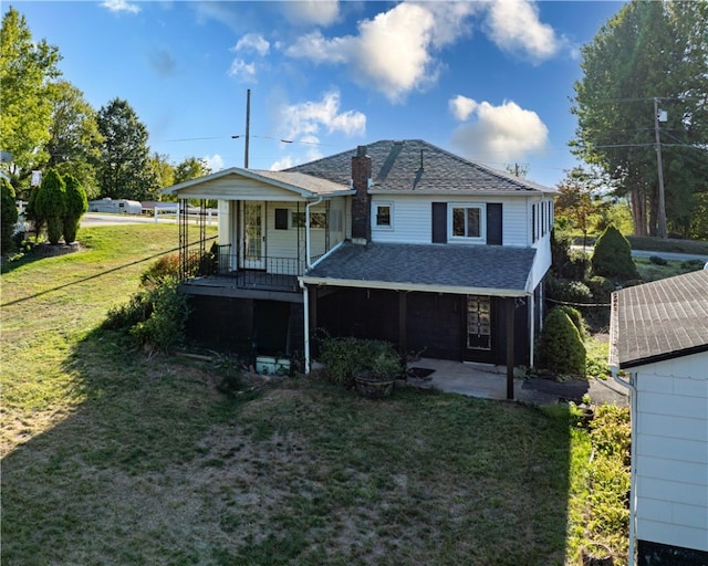 view of front facade featuring a porch, a front yard, and a patio area