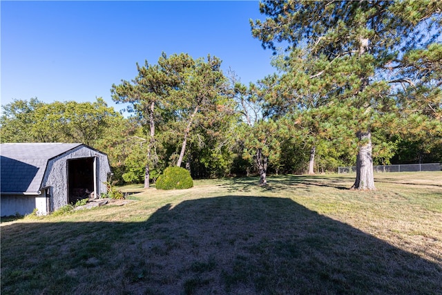 view of yard featuring an outbuilding