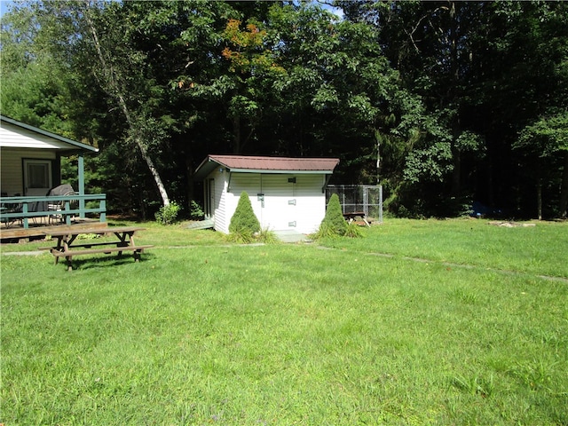 view of yard with a shed