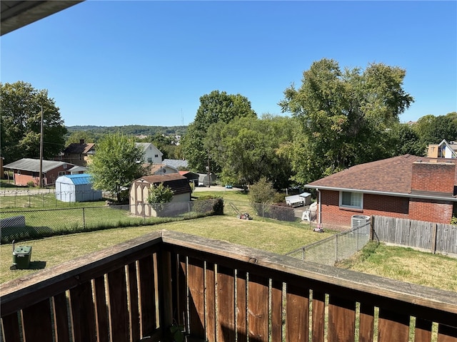 view of yard featuring a storage unit