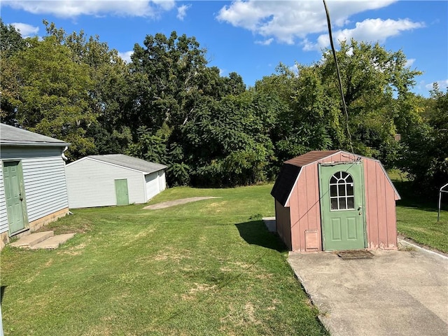 view of yard with an outbuilding and a shed