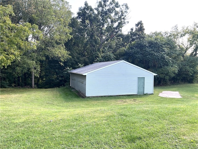 view of yard featuring an outdoor structure