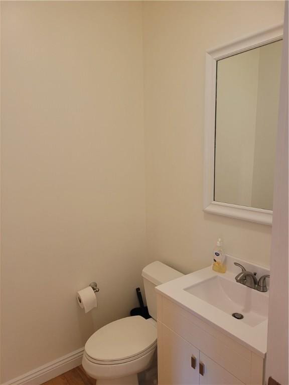 629 Euclid Ave, Grove City Boro, PA 16127 - half bath featuring vanity and toilet