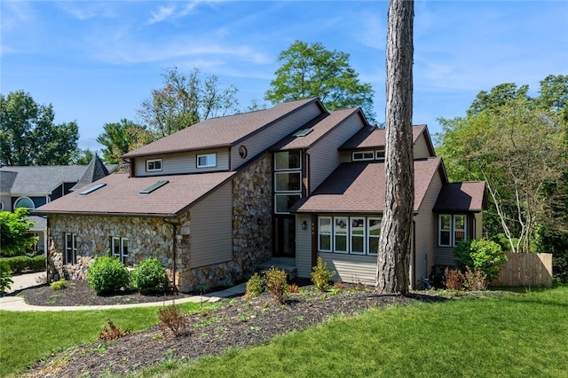 view of front facade with a front yard