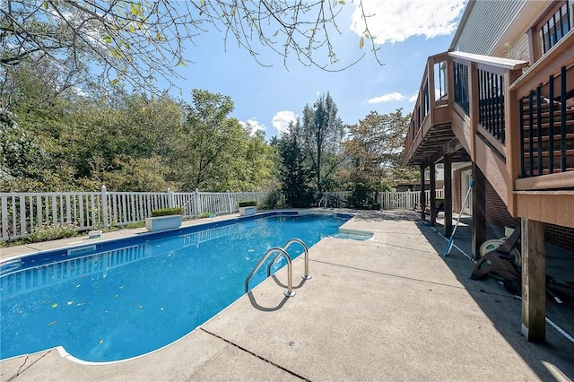 view of swimming pool