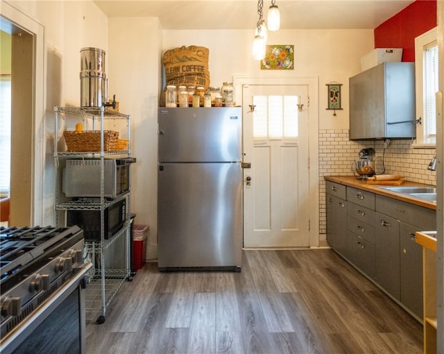 kitchen featuring gray cabinets, stainless steel appliances, dark hardwood / wood-style floors, and sink