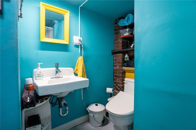 bathroom featuring toilet and sink