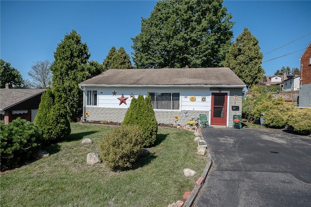 single story home featuring a front yard