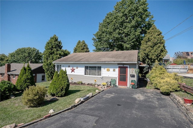 single story home with a front yard