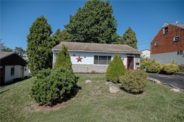 view of front of house featuring a front lawn