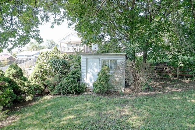 view of yard with a storage shed