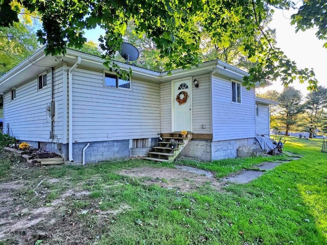 view of front of home with a front lawn