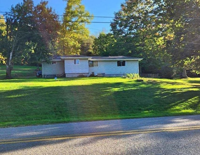 view of front facade with a front lawn