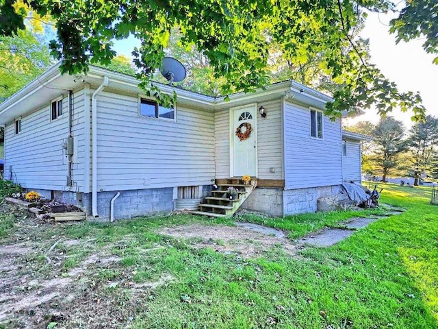 view of front of house featuring a front lawn