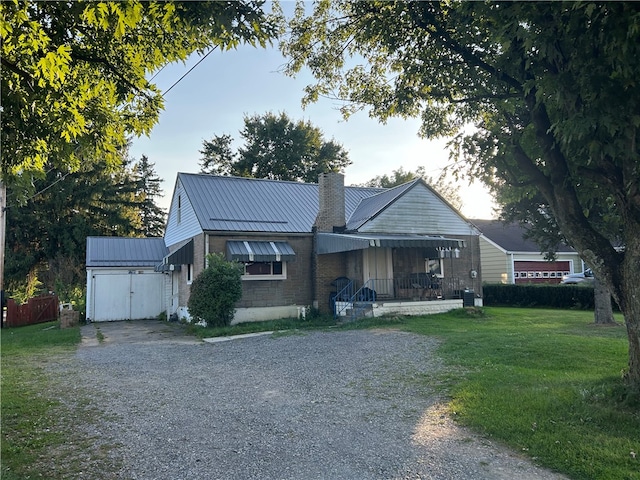 view of front of house featuring covered porch and a front lawn