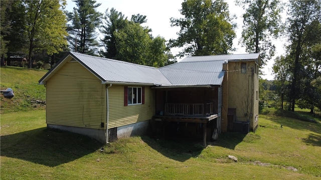 back of house featuring a lawn