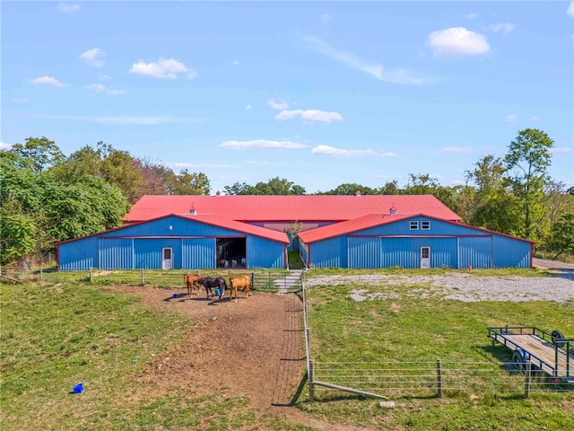 view of yard featuring an outbuilding