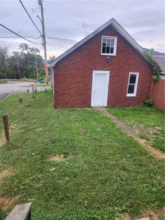 view of outdoor structure with a yard