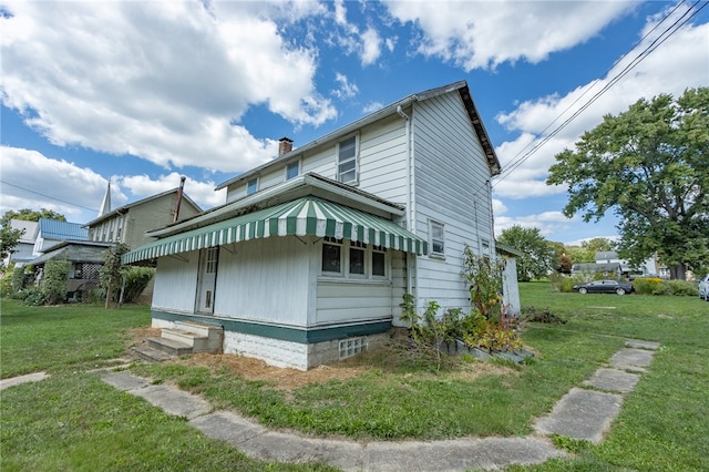 view of side of property featuring a yard