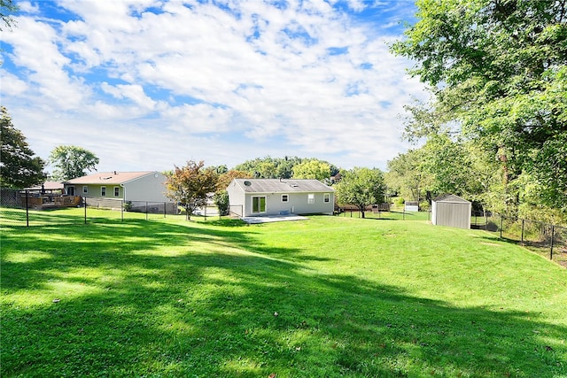 view of yard featuring a storage unit