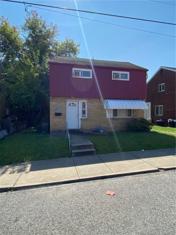 view of front of property with a front lawn