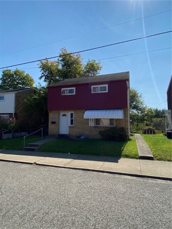 view of front of home featuring a front lawn