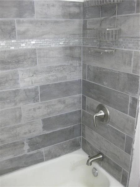 bathroom featuring tiled shower / bath combo