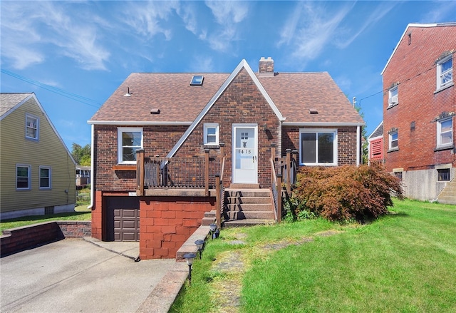 view of front of house featuring a garage and a front yard