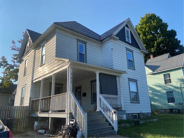 view of front facade featuring a front yard