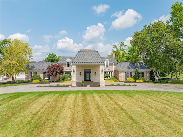 view of front of house featuring a front lawn