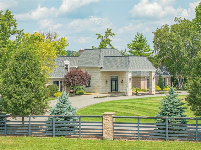 view of front of property featuring a front lawn